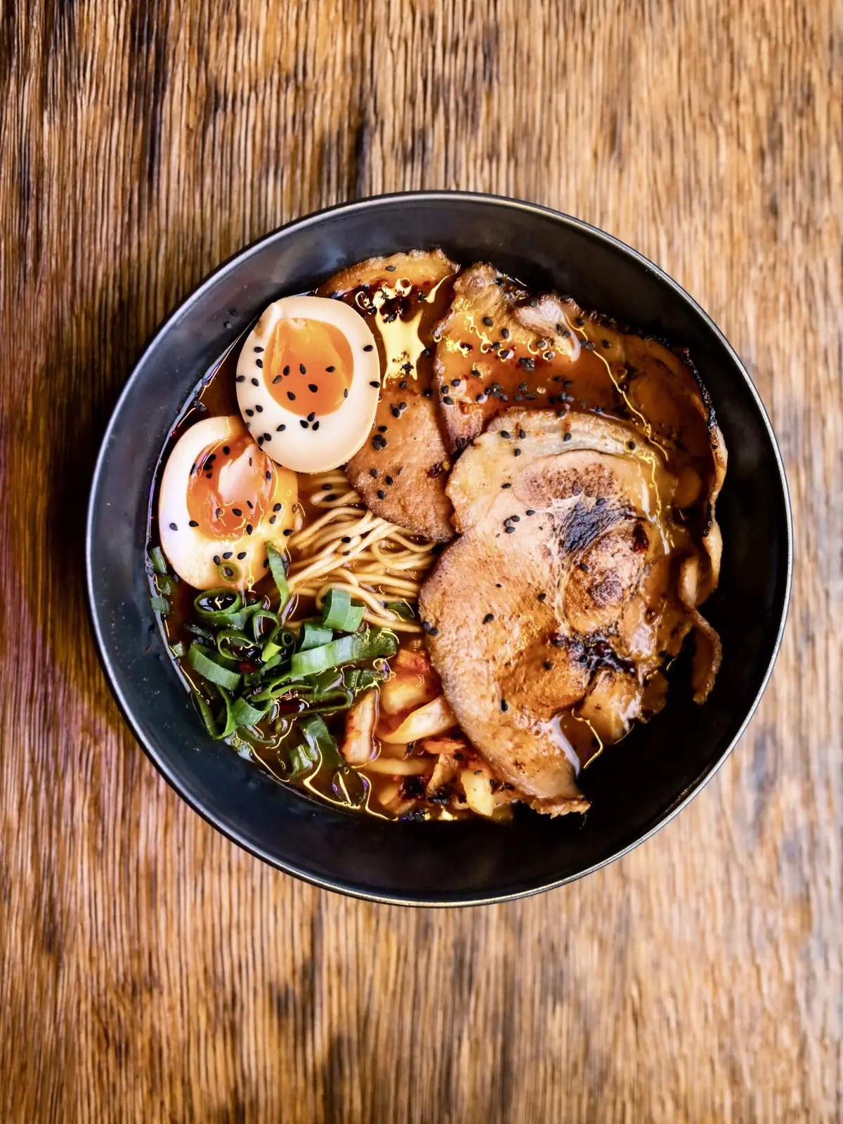 Ramen Piri-Kara z plastrami karkówki, jajkami ajitsuke i kimchi, widok z góry